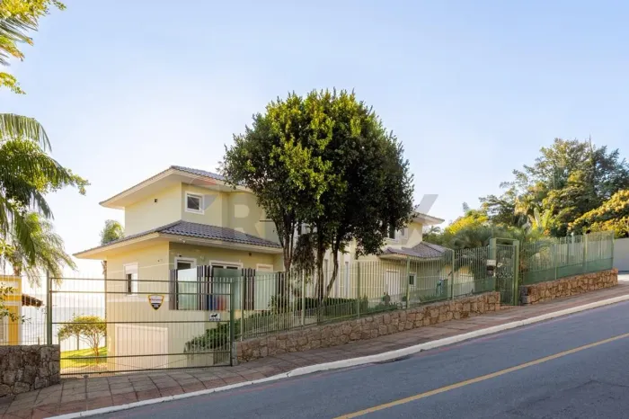 Casa Exclusiva Frente Mar em Cacupé | 5 Quartos com Acesso Privativo à Praia