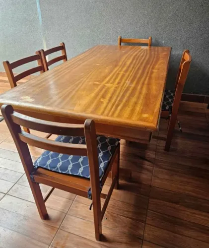 Mesa de Madeira C/ 5 Cadeiras TOP!