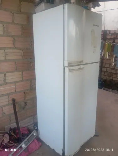 Geladeira semi nova valor 700 reais obs não entrego meu contato *99