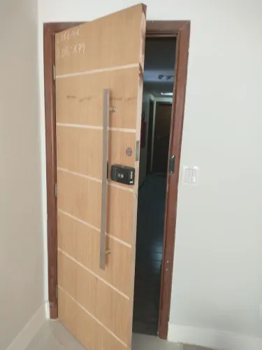 Colocador de portas e fechaduras