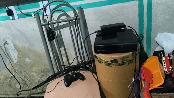 Xbox 360 Super slim, 2 controles, HD 500gb 65 jogos mais 2000 retrô 