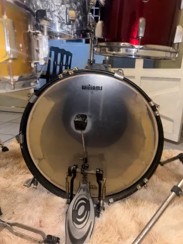Vende-se bateria seminova, em perfeito estado