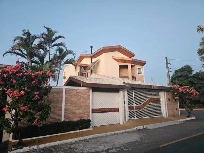 *TROCO* por Apto em São José ou *VENDO* casa assobradada no Villa Branca - Jacareí.