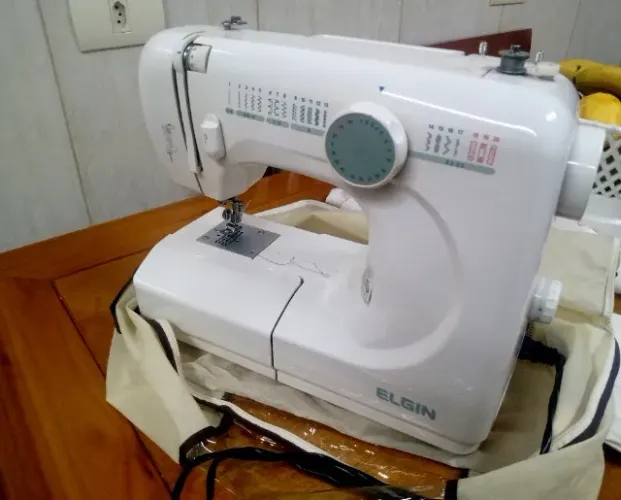 Máquina de costura elétrica Elgin único dono 110 volts