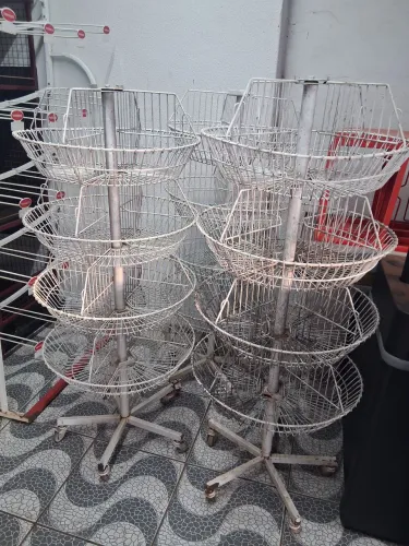 Vendo 03 cestos giratórios com rodinhas 04 andares