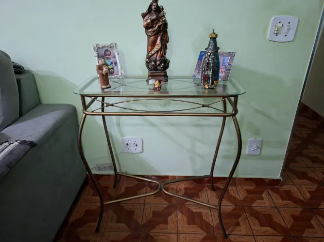 Vendo aparador de ferro (dourado) com tampo de vidro