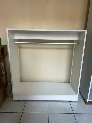 Arara Expositora em MDF Branco + 9 Cabides de Madeira - Ideal para Closet, Quarto ou Loja