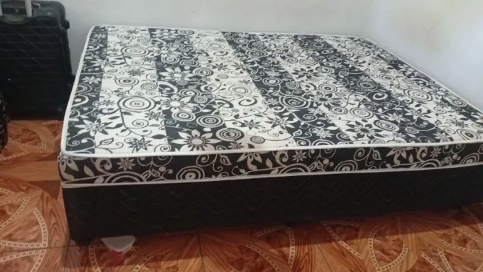 Cama semi nova