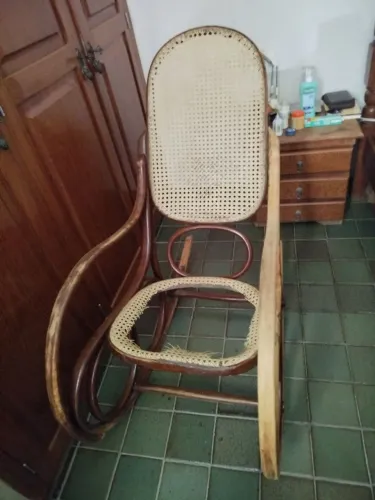 Cadeira de balanço estilo antigo