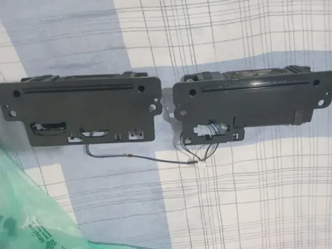 vende-se um par de alto falantes de tv lg 32ln5400
