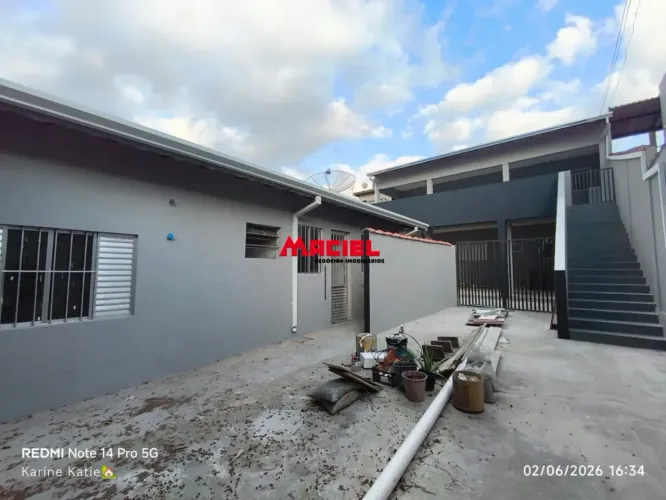 PRIMEIRA LOCAÇÃO! CASA COM PINTURA NOVA, VARANDA CHARMOSA E EXCELENTE LOCALIZAÇÃO