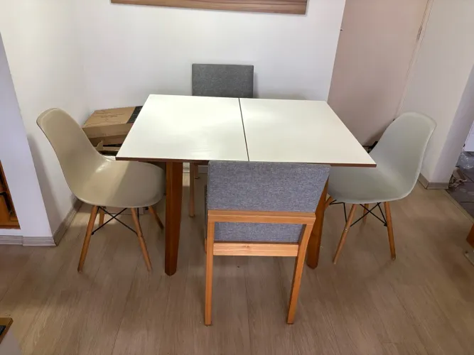 Mesa retrátil e cadeiras da Tok&Stok