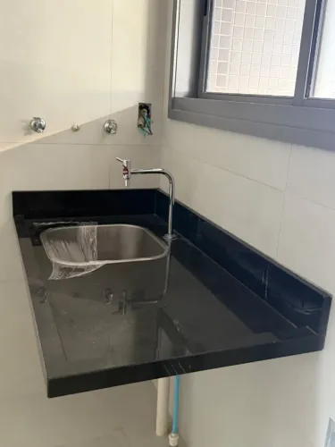 Pia em granito com Cuba inox tramontina
