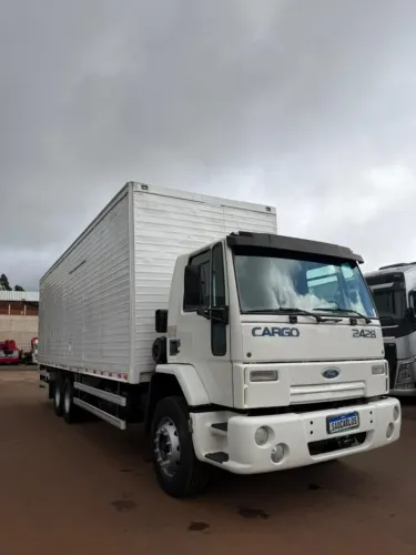 FORD CARGO 2428 6x2 | MOTOR CUMMINS | BAÚ 8,95M | PRONTO PARA TRABALHAR
