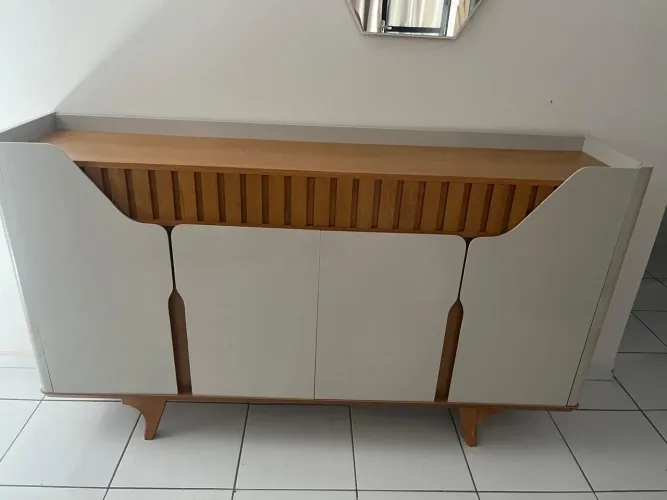 Buffet/Aparador retrô em madeira e branco