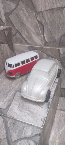Par de miniatura de plástico Fusca e Kombi antigos 