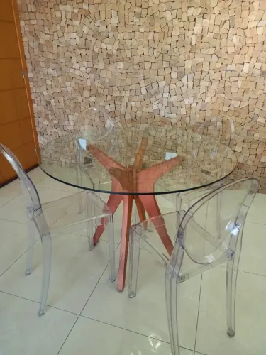 Mesa redonda tampo de vidro temperado (d=110cm)+Base madeira+Cadeiras transparentes Ghost