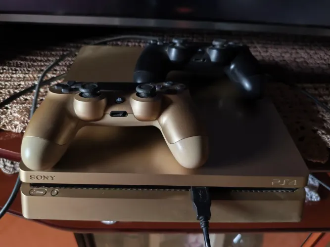 PS4 Dourado com HD externo de 2TB. Funcionando perfeitamente 
