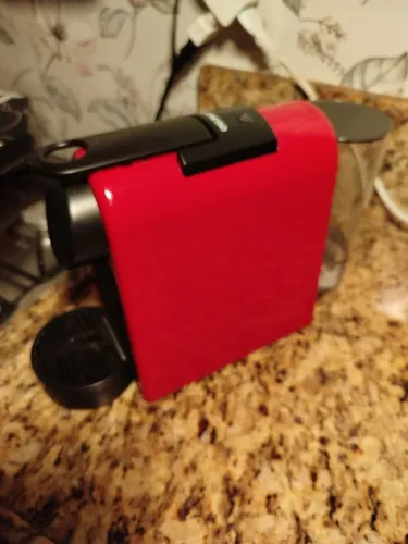 Cafeteira nespresso vermelha pouco usada