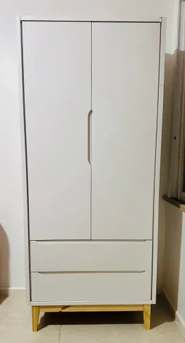 Guarda-roupas 2 portas espaçoso e muito novo.