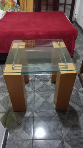 Mesinha de canto com tampo de vidro
