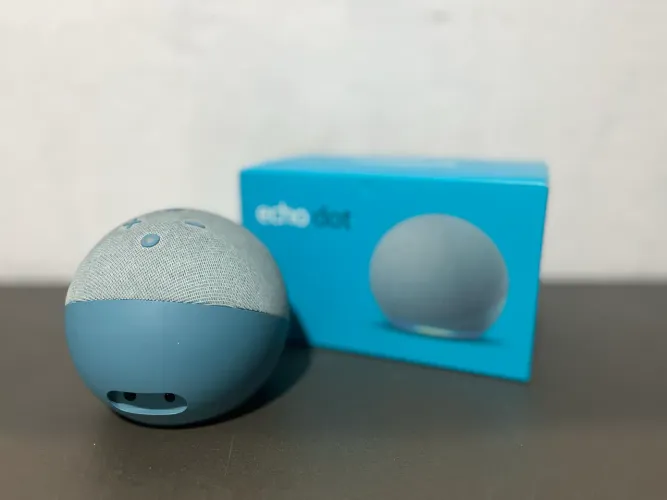 Amazon Echo Dot de 4.ª Geração (na cor azul/cinzento-azulado).