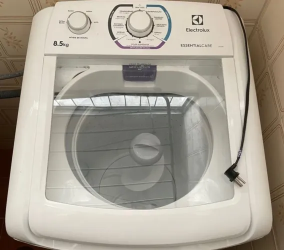 Máquina de lavar , tá parada aqui não sei oque ela tem apenas parou eu comprei outra ! 