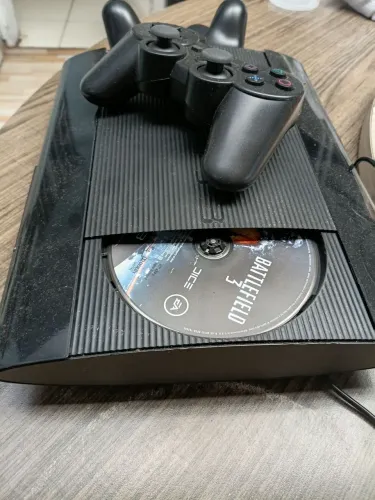 Vendo PlayStation 3 super slim com acompanhamento de jogos controles e o cabo hdmi 