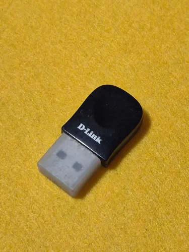 Adaptador de rede Wi-Fi USB da marca D-Link