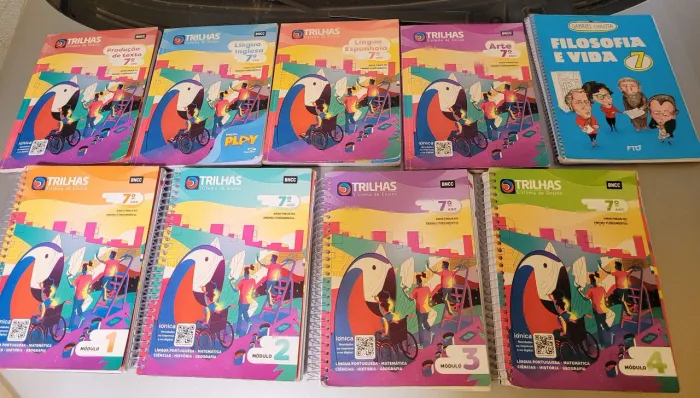 Vendo livros trilhas usados em bom estado 7° ano