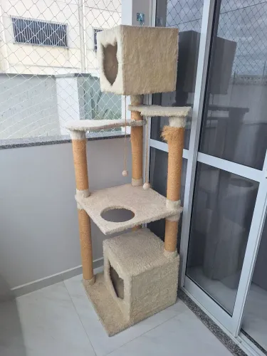 Arranhador Grande para Gatos - 1,50m com 2 Tocas e 3 Plataformas - Bege