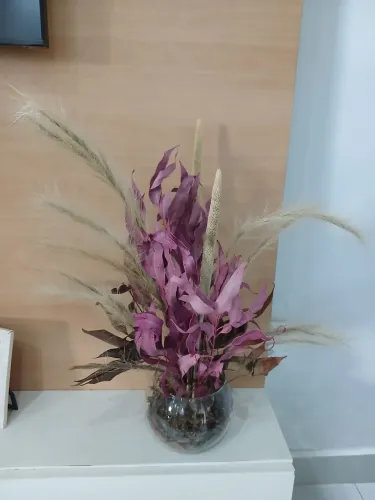 Arranjo artificial para decoração com folhagens secas