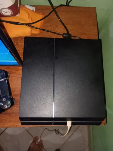 Vendo Ps4 ( Modelo fat) muito bem conservado pronto para jogar console excelente.