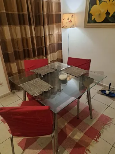 Mesa de jantar com tampo de vidro temperado