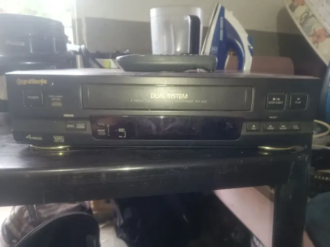 Vendo um vídeo cassete gradiente tem controle
