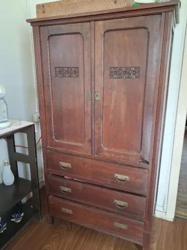 Guarda-roupa antigo entalhado em madeira maciça - peça vintage rara