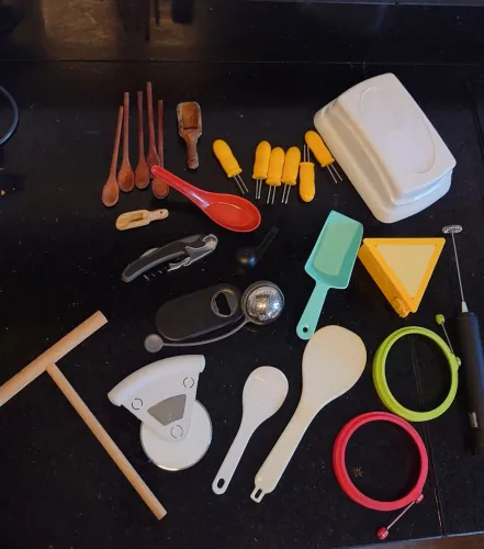 Kit de utensílios de cozinha usado