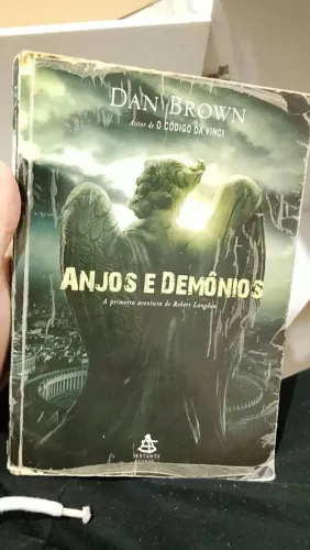 Livro Anjos e demônios - 474 páginas