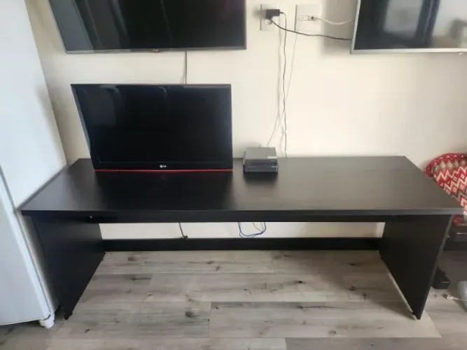Mesa de escritório grande preta