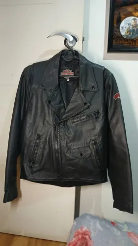 Jaqueta Couro Legítimo Biker com Patches "Harley Davidson"
