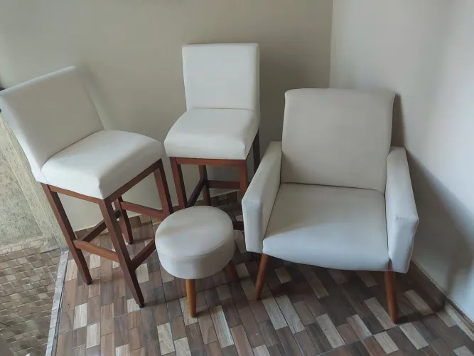 Conjunto de Banquetas + Poltrona + Puff Off White - Zona Leste - R$ 800,00