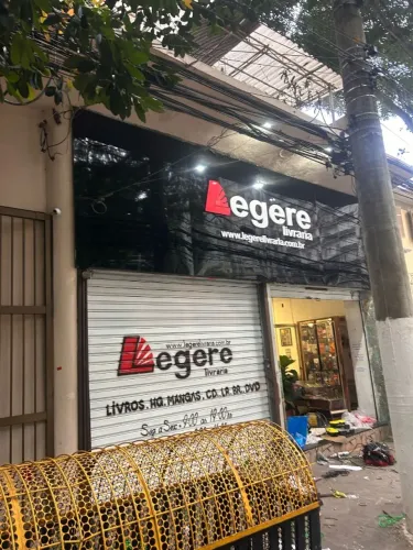 Placa de acm com ifnormações em pvc expandido