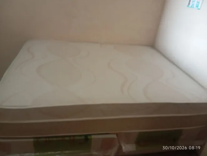 Cama Queen semi nova
