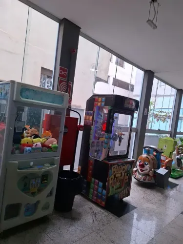 Máquina de pelucia + brindes + kid rider