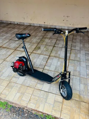 Patinete elétrico a gasolina.