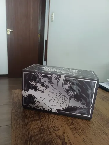 ETB de escuridão absoluta com 600 cartas