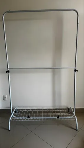 Arara de roupas para casa ou loja