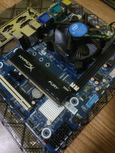 VENDO KIT DDR4 (Placa Mãe e Espelho + i5 7400 + 8GB De RAM HyperX + Cooler Intel Completo.