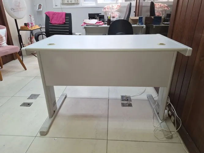 2 mesas de escritório com gaveteiro