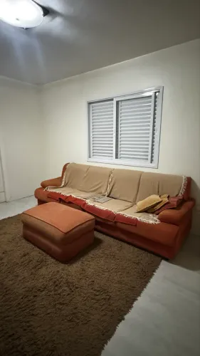 Sofá + puf + tapete